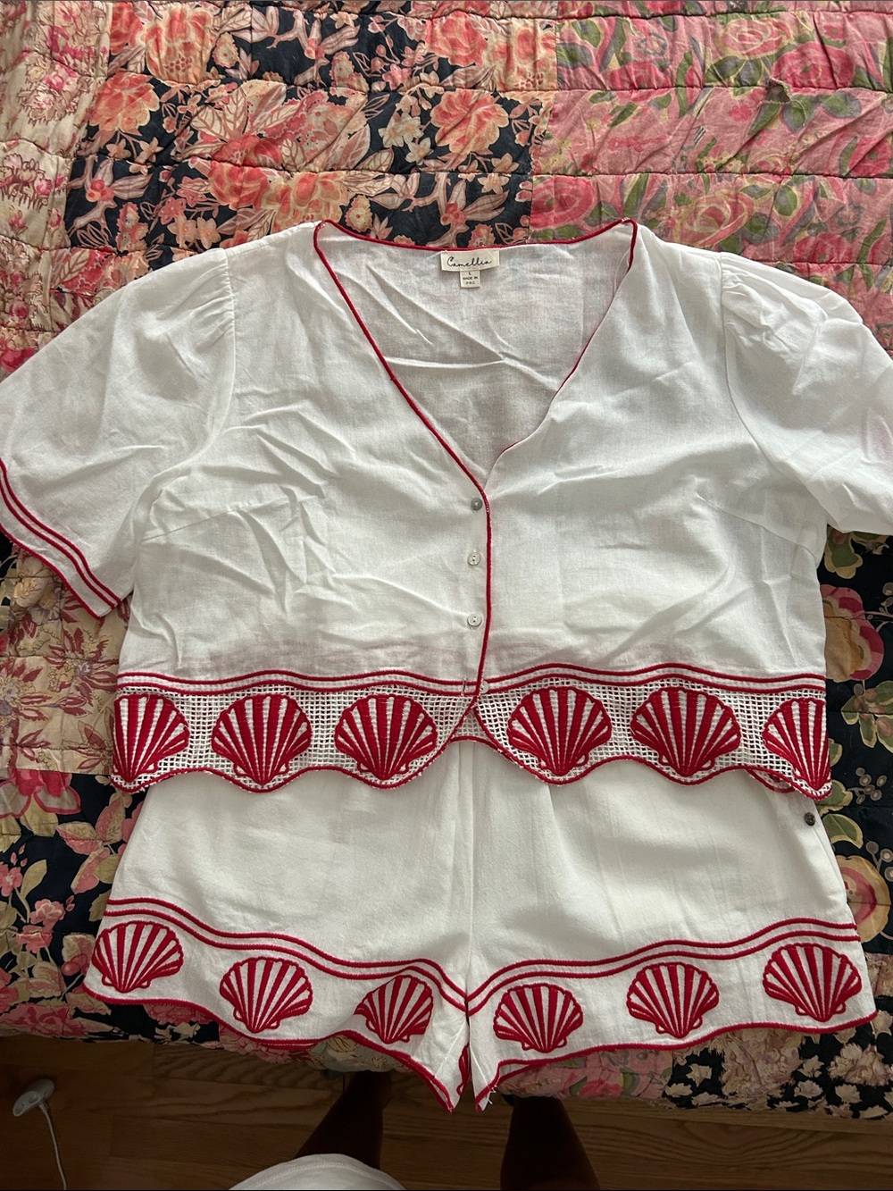 New Without tags White Two-Piece Shell-Trim Short Set with Red Embroidery